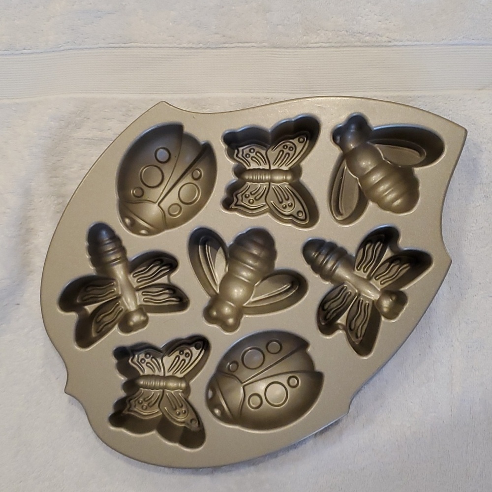 NordicWare Backyard Bugs Bakeware has 8 wells to create 4 different bugs. EUC
